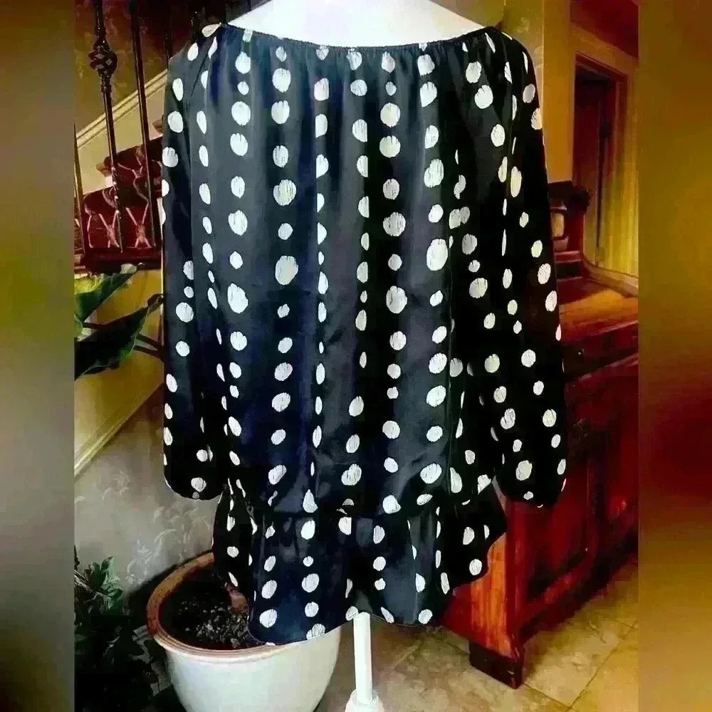 Vince Camuto  blouse large. Black with white polka dots. Elastic drop waist - Picture 5 of 11
